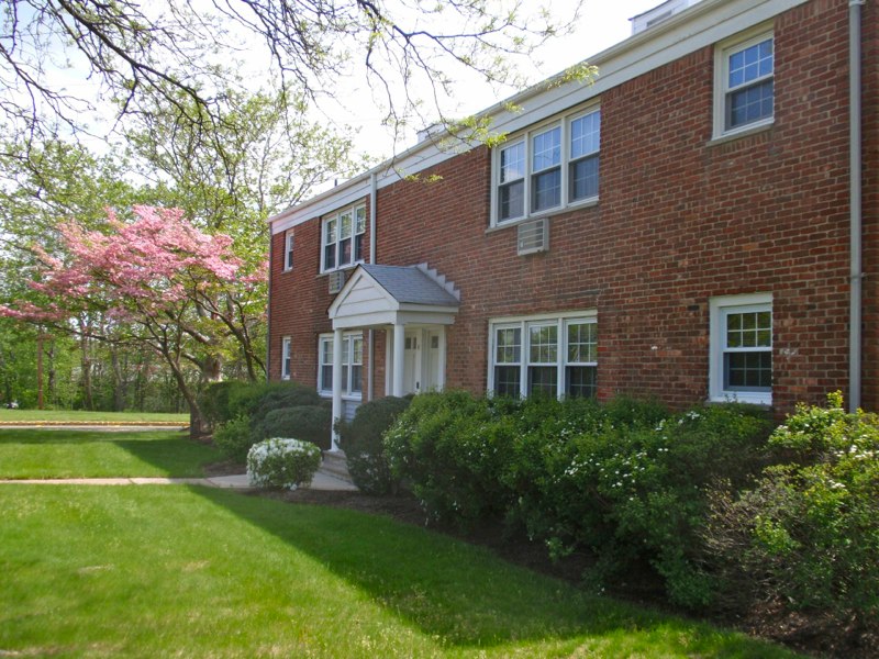 Metuchen Manor Exterior View