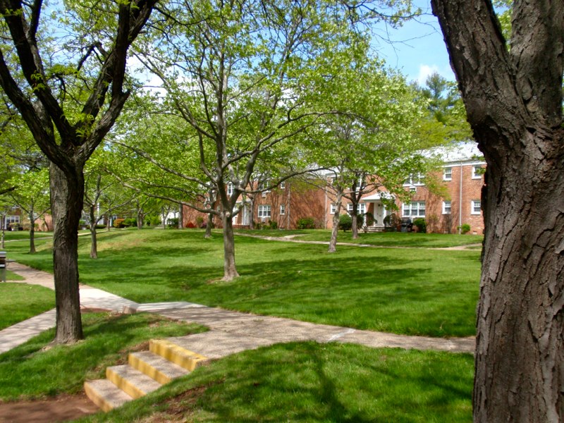 Metuchen Manor Exterior